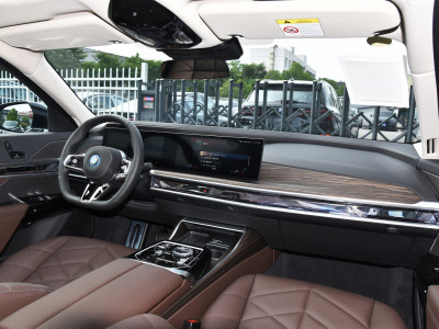 BMW i7  Фото №8